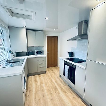 וויטלי ביי Rockcliffe Retreat, Stylish Coastal Apartment מראה חיצוני תמונה