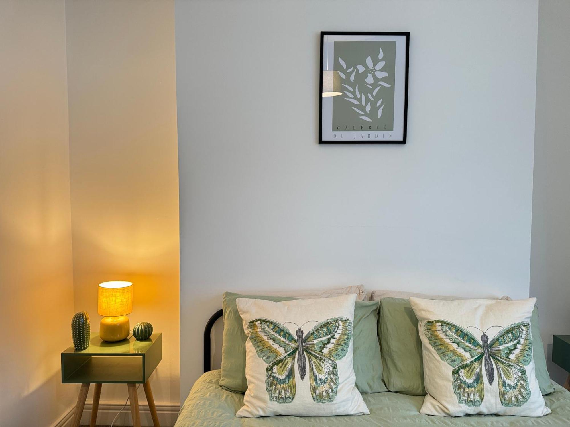 וויטלי ביי Rockcliffe Retreat, Stylish Coastal Apartment מראה חיצוני תמונה