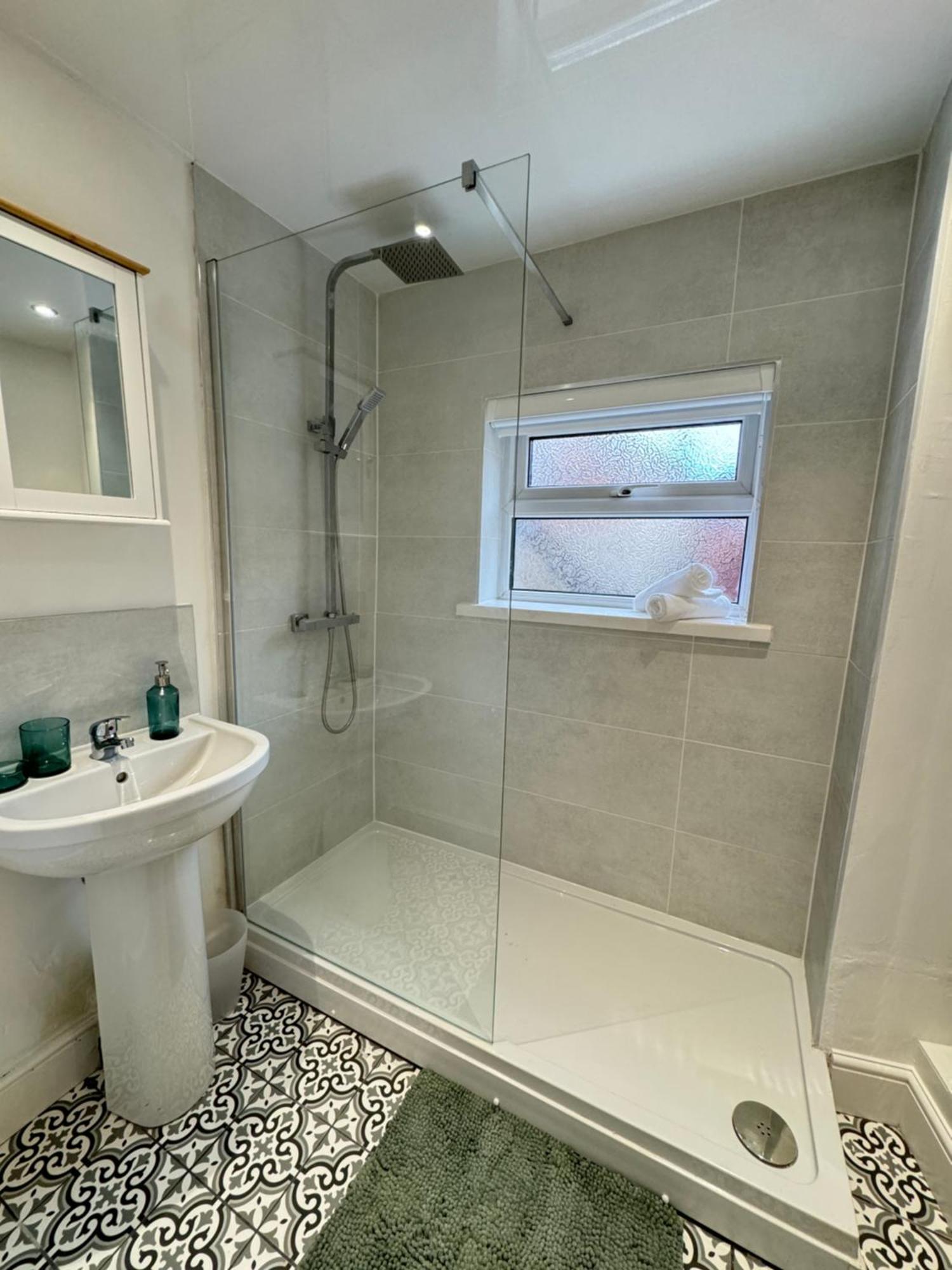 וויטלי ביי Rockcliffe Retreat, Stylish Coastal Apartment מראה חיצוני תמונה