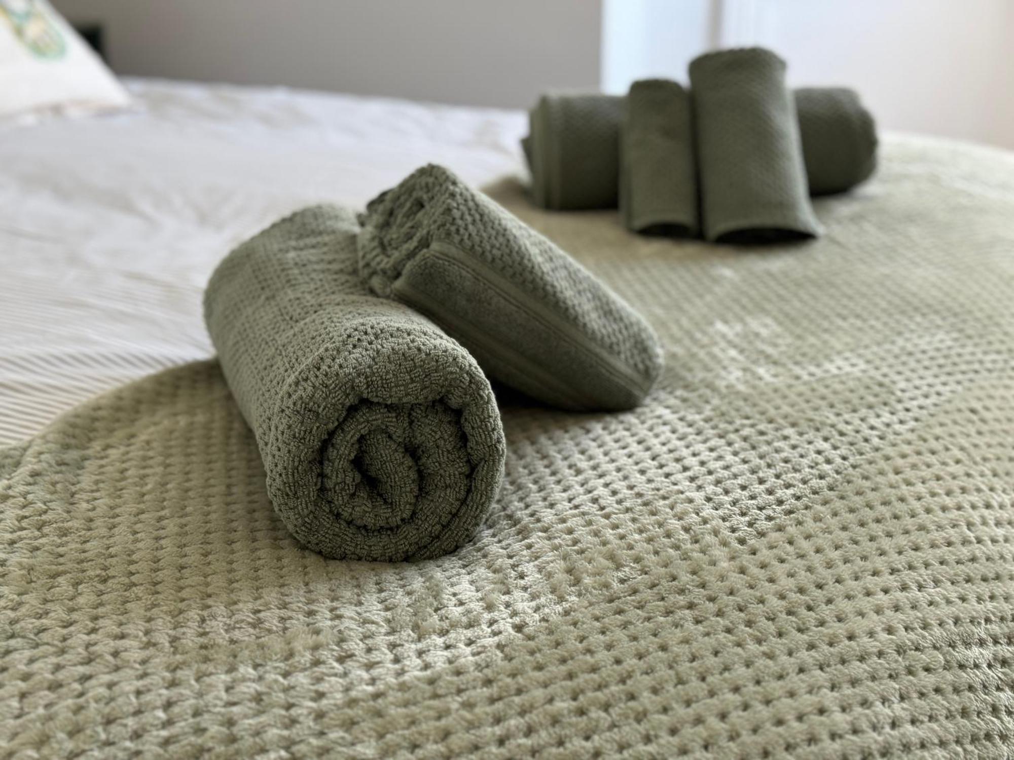 וויטלי ביי Rockcliffe Retreat, Stylish Coastal Apartment מראה חיצוני תמונה